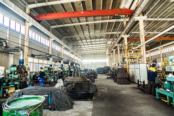 車間中的起重機 車間中的起重機